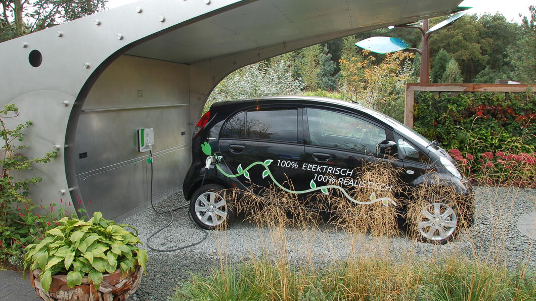 De elektrisch auto voor laden en opslag