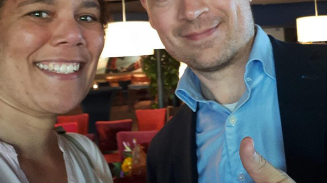 Marcella Heerenveen met NOS sportverslaggever Maarten Tip Bewegingsonderwijs GroenLinks Doetinchem