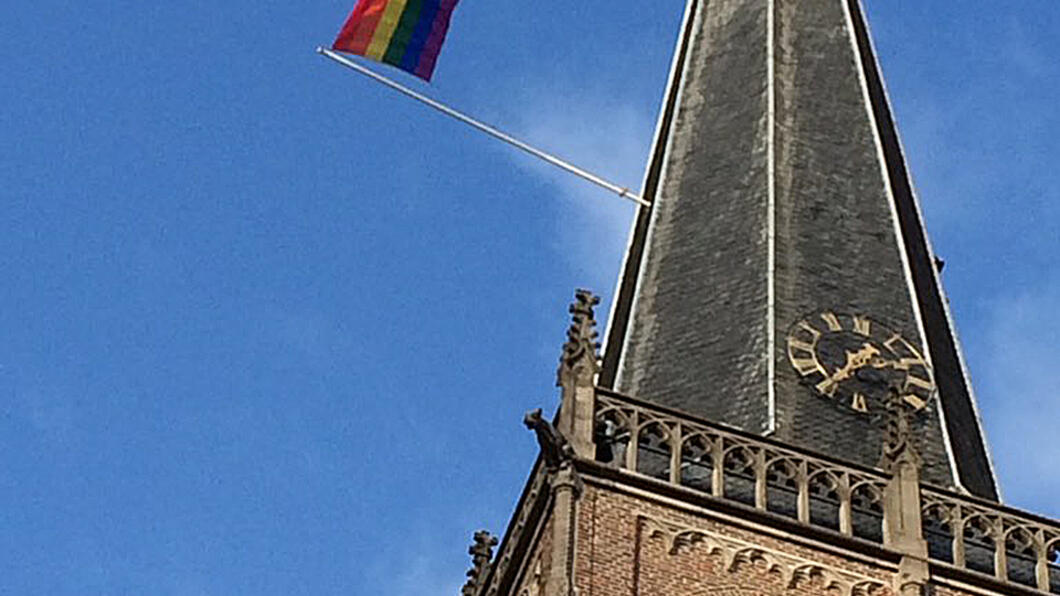 Regenboogvlag op de Catharinakerk Doetinchem regenboogvlag-nashville-verklaring-GroenLinks-Karen-Kamps